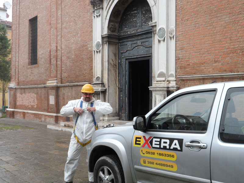 Operatore Exera presso Chiesa S.Maria in Vado per bonifica da guano di piccione